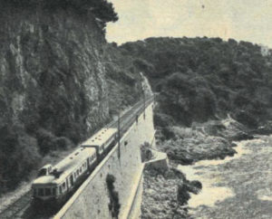 Il était une fois dans La Vie du Rail – 78) Projet d’électrification. Marseille-Vintimille 2 Un autorail de 300 ch et sa remorque près de Roquebrune-Cap Martin