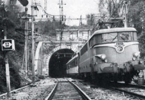 Il était une fois dans La Vie du Rail – 73)Biarritz. D’une gare à l’autre (1/2) 3 Train rapide 4 000 - tunnel de La Négresse