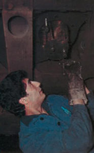 Il était une fois dans La Vie du Rail – 92) L’atelier du matériel de la Folie 5 Dépose de la cheville ouvrière du pivot d’un bogie, Atelier de la Folie, Nanterre