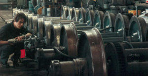 Il était une fois dans La Vie du Rail – 92) L’atelier du matériel de la Folie 2 Intervention sur boîte, au chantier« essieux», Atelier de la Folie, Nanterre