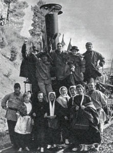 Il était une fois dans La Vie du Rail 110) Son et lumière pour un centenaire. Le viaduc de Chamborigaud 5 Le groupe folklorique devant « le petit train ». © L. Vaussy.