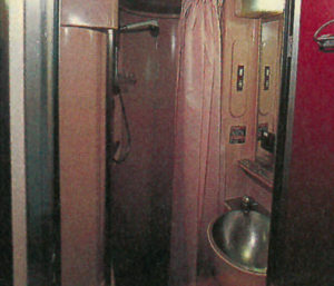 Il était une fois dans La Vie du Rail – 111) Overnight Express, Joan Miró,Francisco de Goya. La nuit européenne 4 Douche et lavabo dans un compartiment « gran clase ». Overnight Express © Christophe Recoura / LVDR