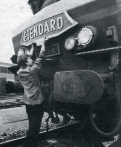 Il était une fois dans La Vie du Rail - 115) Bordeaux-Saint-Jean Métamorphose d’un dépôt (Première partie) 4 Maintien d’une tradition. La célèbre « moustache » change de bout... © Philippe Hérissé