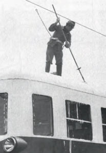 Il était une fois dans La Vie du Rail 116) Bordeaux-St-Jean Métamorphose d’un dépôt (Seconde partie) 3 Numéro d’équilibriste ? Le décrassage de toiture du « Picasso » X 3965. © Philippe Hérissé