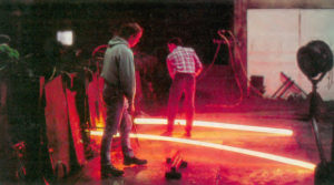 Il était une fois dans La Vie du Rail 123) Fret. Pourquoi on ferme des gares (seconde partie) 4 Aux forges de Clairvaux, les lingots d’acier arrivent maintenant par rapilèges.