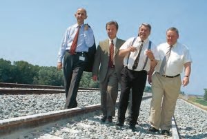 Il était une fois dans La Vie du Rail 133) LGV. Vingt ans de TGV Méditerranée 7 Le 8 juin, à Mondragon les dirigeants en bras de chemise, au kilomètre 95... © Sylvie FRAISSARD