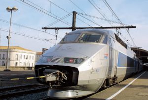 Il était une fois dans La Vie du Rail 133) LGV. Vingt ans de TGV Méditerranée 8 En gare de Nîmes, la rame d’essai avec sa sonde anémométrique. © Christophe RECOURA/LVDR