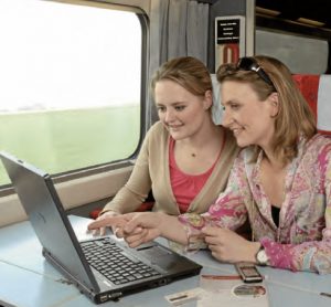 Il était une fois dans La Vie du Rail 140) Matériel. Le CIM à la pointe de l’innovation 6 Deux utilisatrices d’Internet par WiFi à bord de Thalys. © Thalys SP