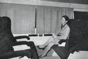 Il était une fois dans La Vie du Rail 142) Porteur de beaucoup d'espoirs. Le T.G.V. 001 (suite) 3 Intérieur d’une remorque de 2e classe. © Ph Pilloux