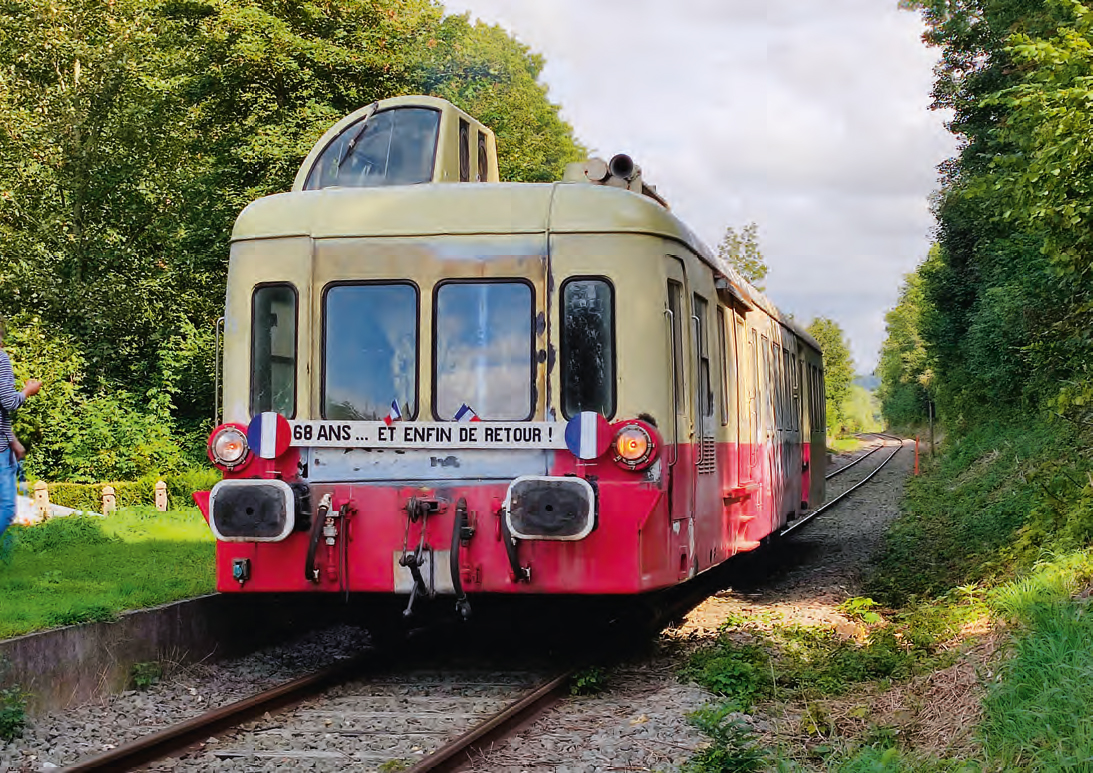 L'autorail Picasso que le CFTVA fait circuler depuis 1992 sur un parcours en pleine nature.