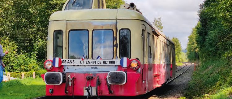 L'autorail Picasso que le CFTVA fait circuler depuis 1992 sur un parcours en pleine nature.