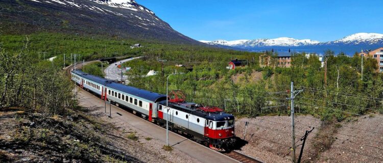 Train de nuit Vy entre Kiruna (Suède) et Narvik (Norvège).