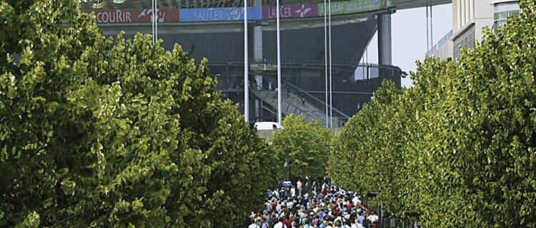 Le Stade de France est éloigné des gares pour faciliter l’évacuation des spectateurs vers les transports publics.