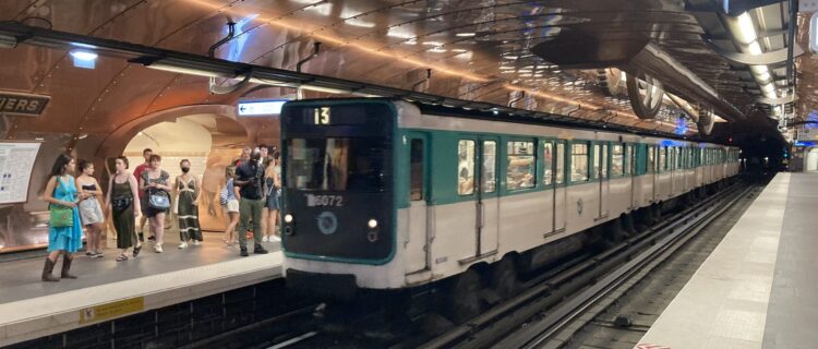 Métro à pneus MP59 de la RATP sur la ligne 11, station Arts et Métiers