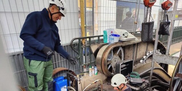 Maintenance RATP sur un escalier mécanique