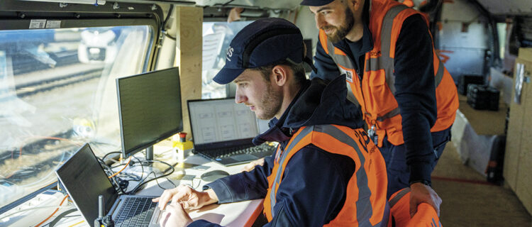 Dans le train, 20 personnes participent aux essais. Elles surveillent notamment tout ce qui touche à la configuration du train.