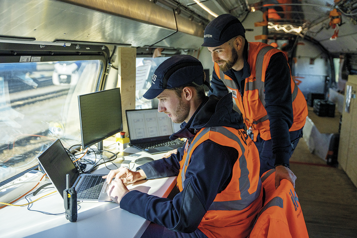 Dans le train, 20 personnes participent aux essais. Elles surveillent notamment tout ce qui touche à la configuration du train.
