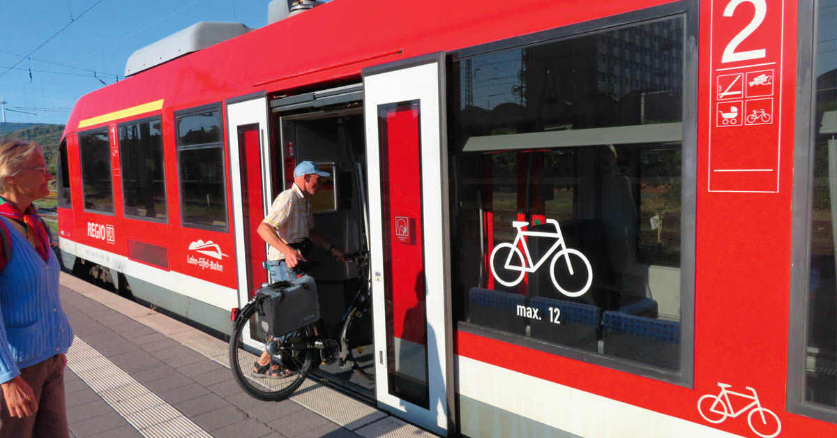 En Allemagne, on trouve facilement 6 à 12 emplacements pour les vélos par voiture sur les trains régionaux récemment commandés. En France, la loi ne prévoit que 8 emplacements par train.