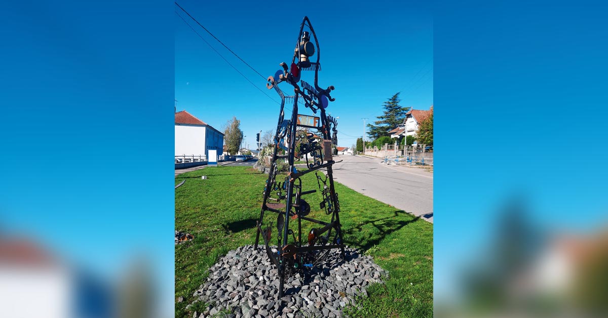 La sculpture installée sur la rue menant à la gare de Damelevières