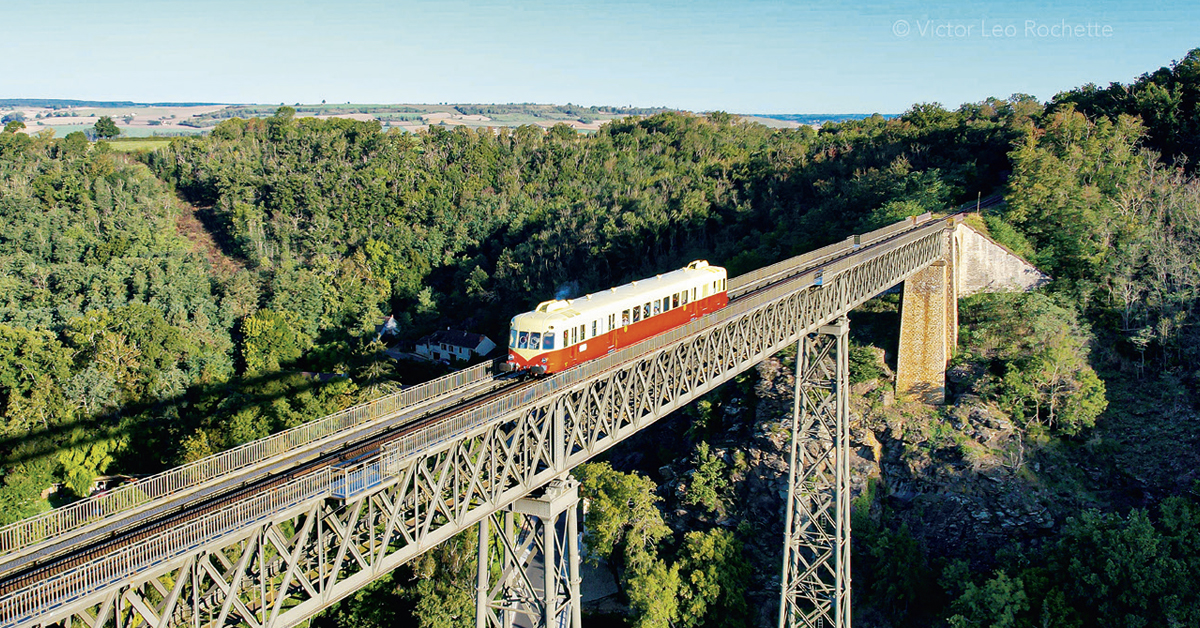 L’autorail des CFHA franchissant le viaduc de Rouzat (Allier), construit par Gustave Eiffel.