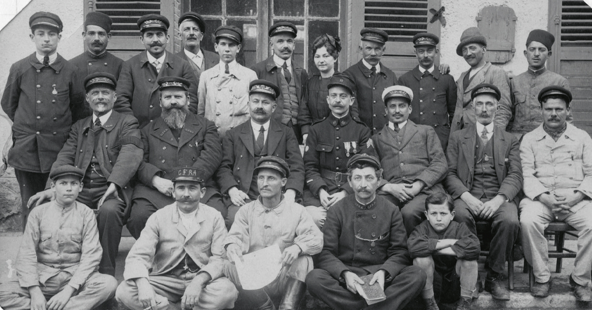 En Algérie, en 1910, des cheminots en gare d’El-Affroun, située au sud-ouest d’Alger, de la Compagnie du PLM
