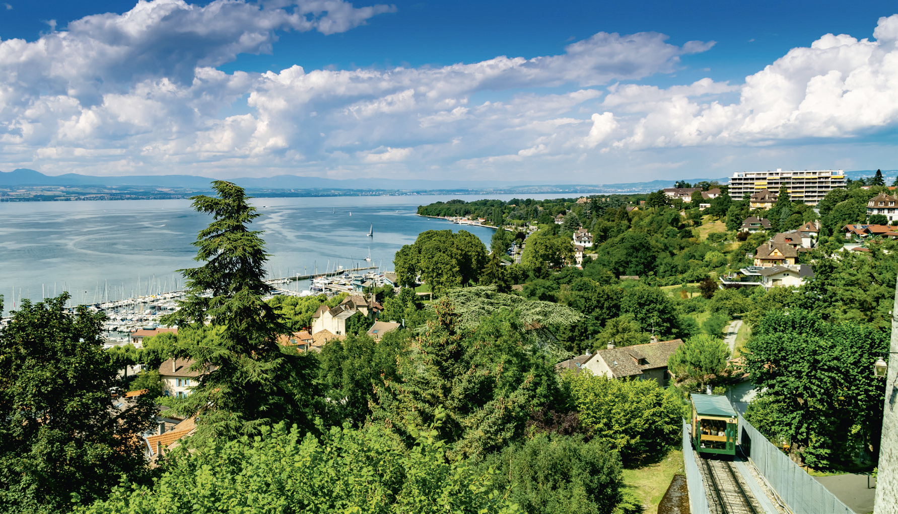 A Thonon-les-Bains, le trajet en funiculaire offre une superbe vue sur le lac Léman.