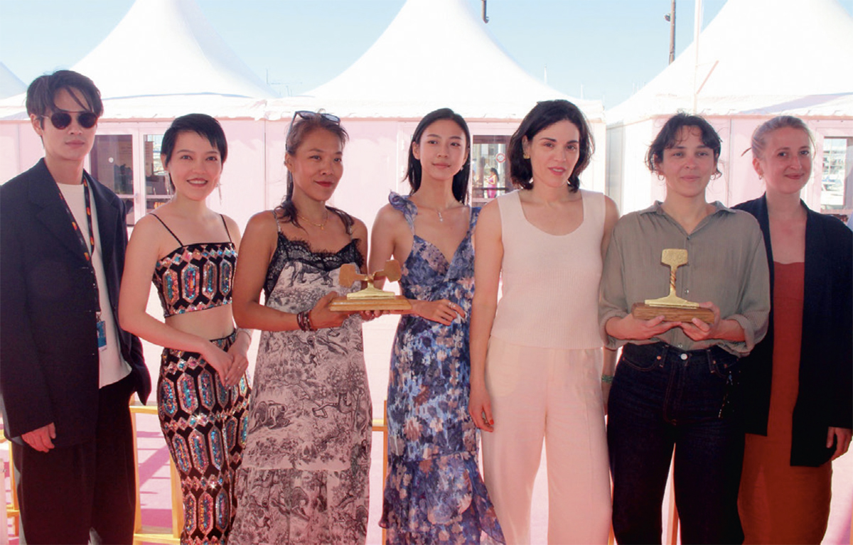 Les lauréats avec leurs trophées : (de dr. à g.) Carmen Leroi, lauréate du Petit Rail d’Or, avec sa productrice; Eminé Meyrem, une des deux marraines de la cérémonie; et Shih-Ching Tsou, lauréate du Grand Rail d’Or, avec ses actrices et producteur.