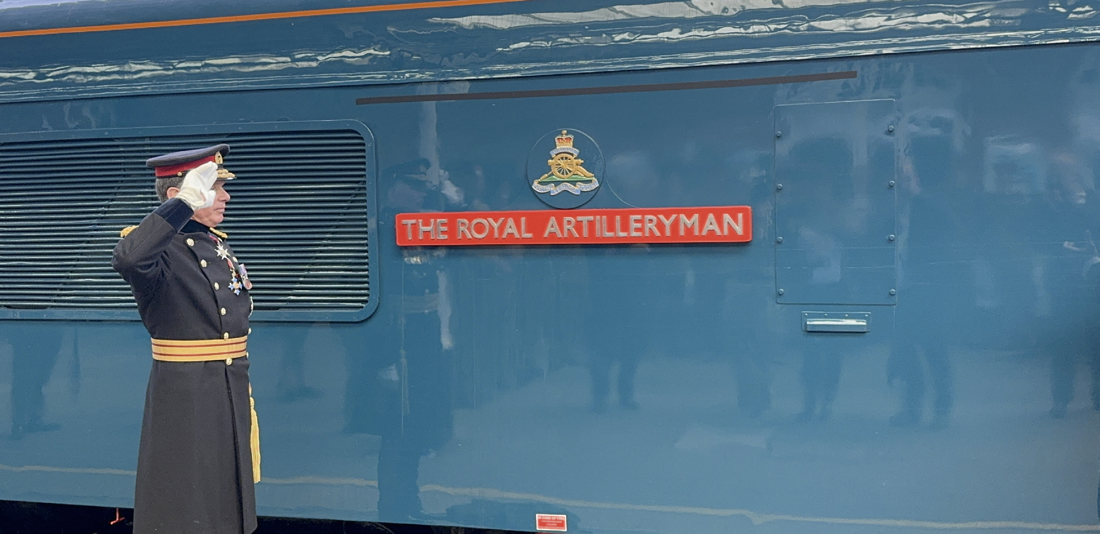 Sir Andrew Gregory devant la locomotive rénovée. Grande-Bretagne. Une locomotive met à l’honneur l’Artillerie royale