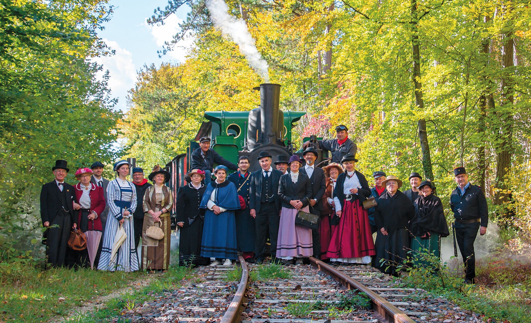 Les bénévoles du CFHVS en costumes de l’époque 1900 devant la Suzanne.