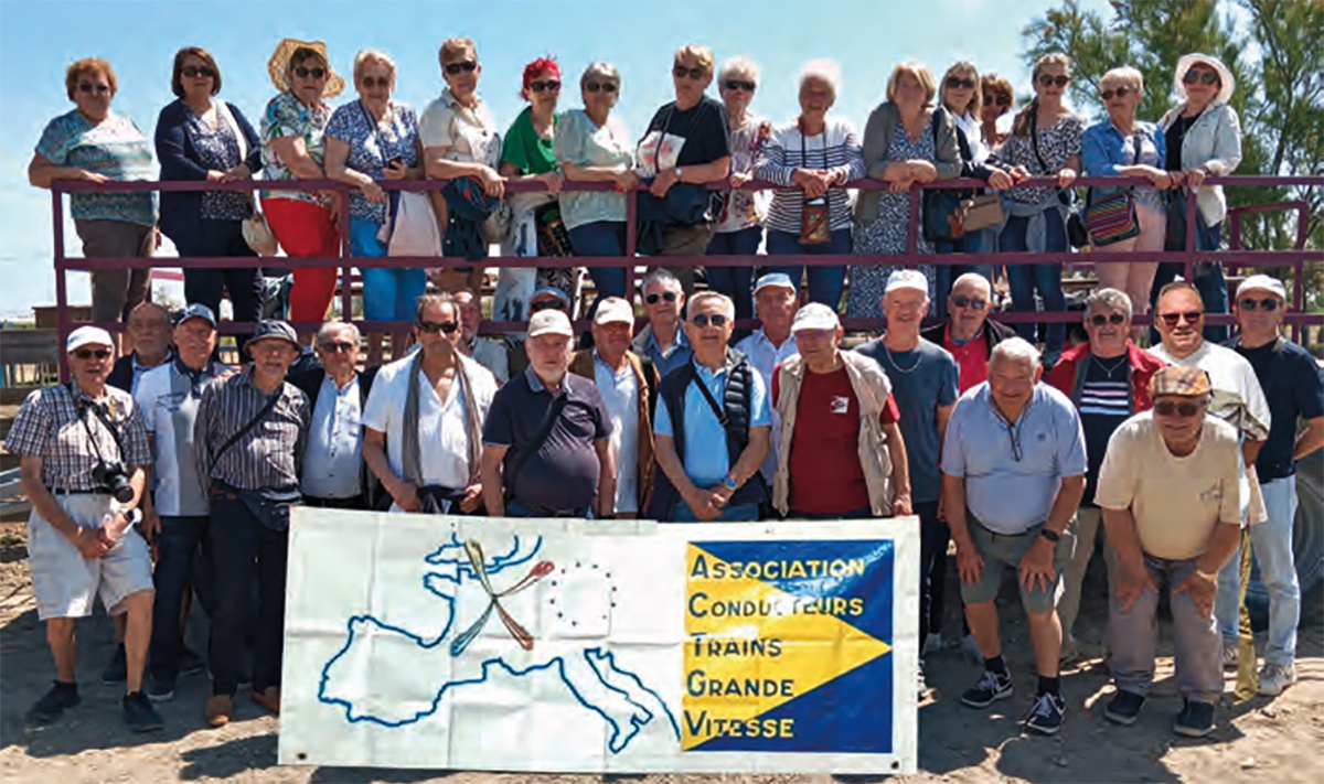 Réunis pour leur assemblée générale en Camargue, les adhérents de l’ACTGV, accompagnés de leurs épouses.