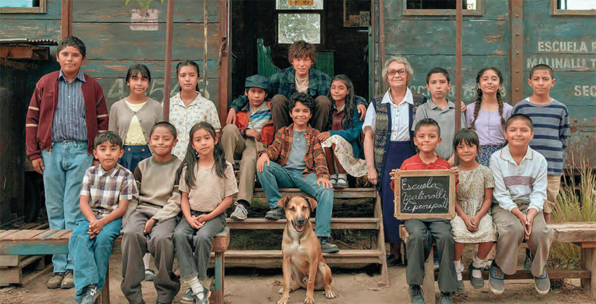 Photo de classe devant le wagon qui sert d’école.
