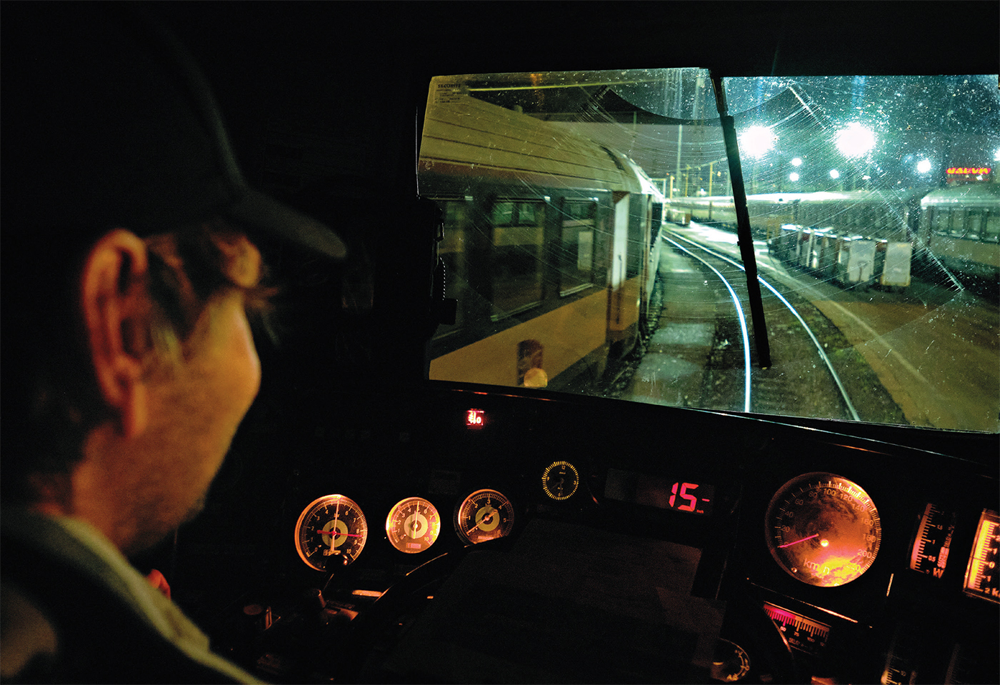 Aux commandes d’un train sur les voies de la gare d’Austerlitz.