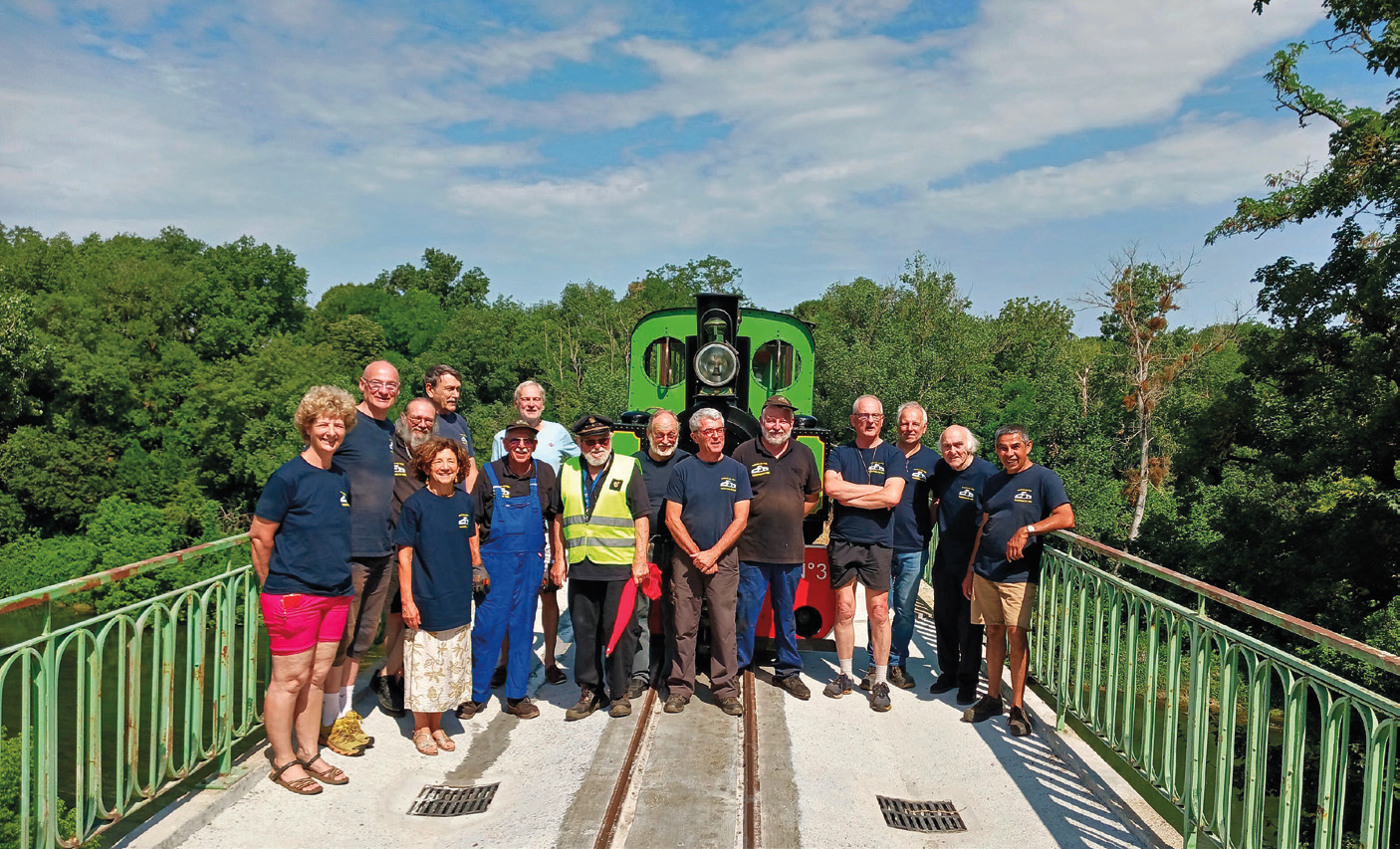 Le 5 juillet, pour le Train du cinquantenaire, une partie des membres du CFTT posent devant la Decauville n° 3, sur le viaduc de Salles enfin réparé.
