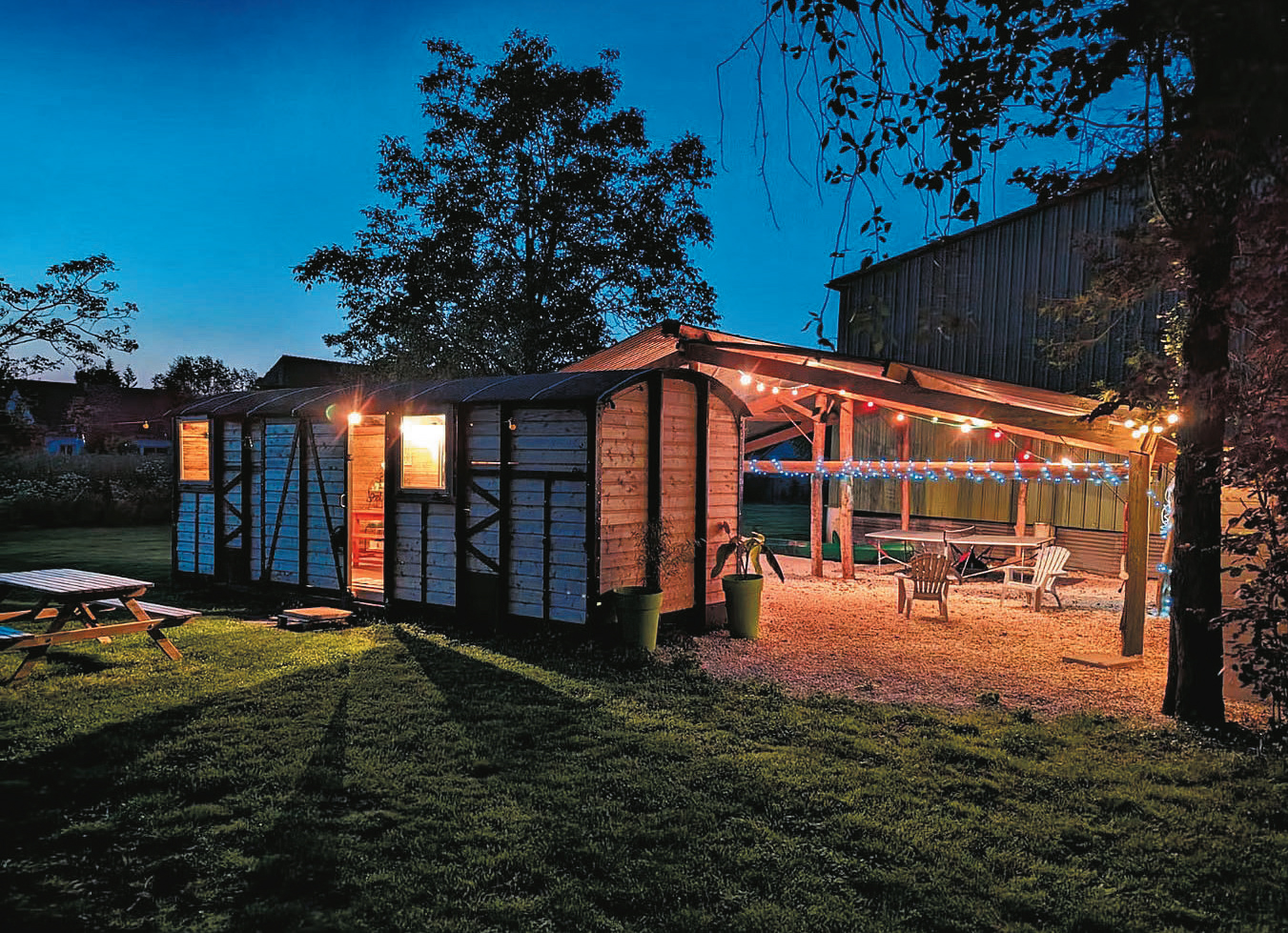 Le Wagon-lit 27, installé par la famille Richard à proximité de la ferme. L’espace couchage