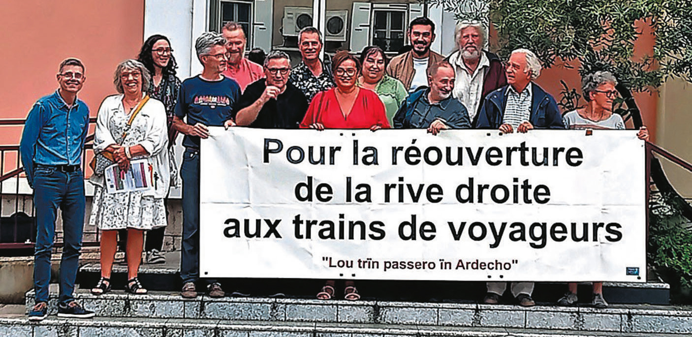 Le 4 septembre, à l’issue de leur séance de travail pour préparer l’opération du 16 novembre 2025, les élus et les responsables associatifs devant la mairie du Pouzin en Ardèche.