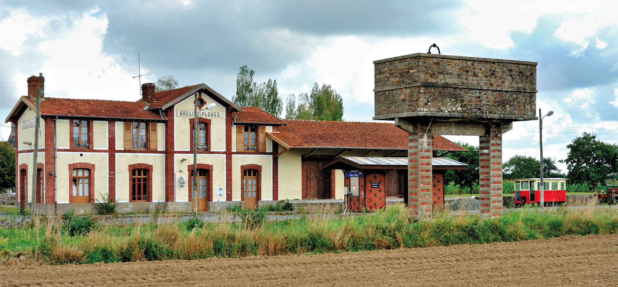 La gare de Brélidy-Plouëc est composée d’un bâtiment voyageurs, d’une halle à marchandises, d’une marquise, d’un édicule sanitaire et d’un château d’eau.