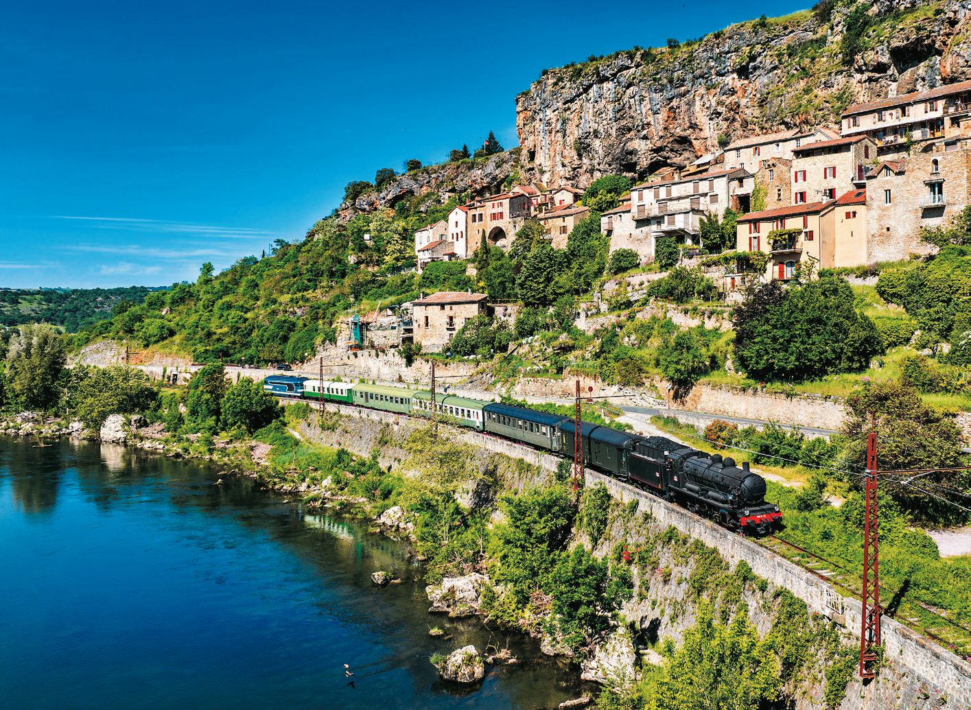 Les trains touristiques permettent d’admirer des paysages inaccessibles. Ici, le Train à vapeur d’Auvergne tracté par la 140 C 27 du Gadeft, à Peyre, peu avant Millau dans l’Aveyron, sur la ligne des Causses.