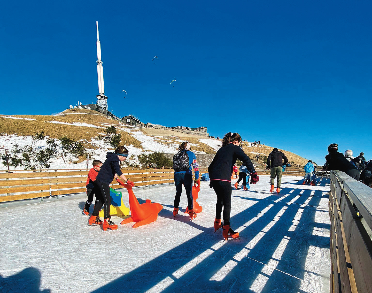 La patinoire du Panoramique des Dômes est installée en altitude pour les vacances de Noël et celles de février.