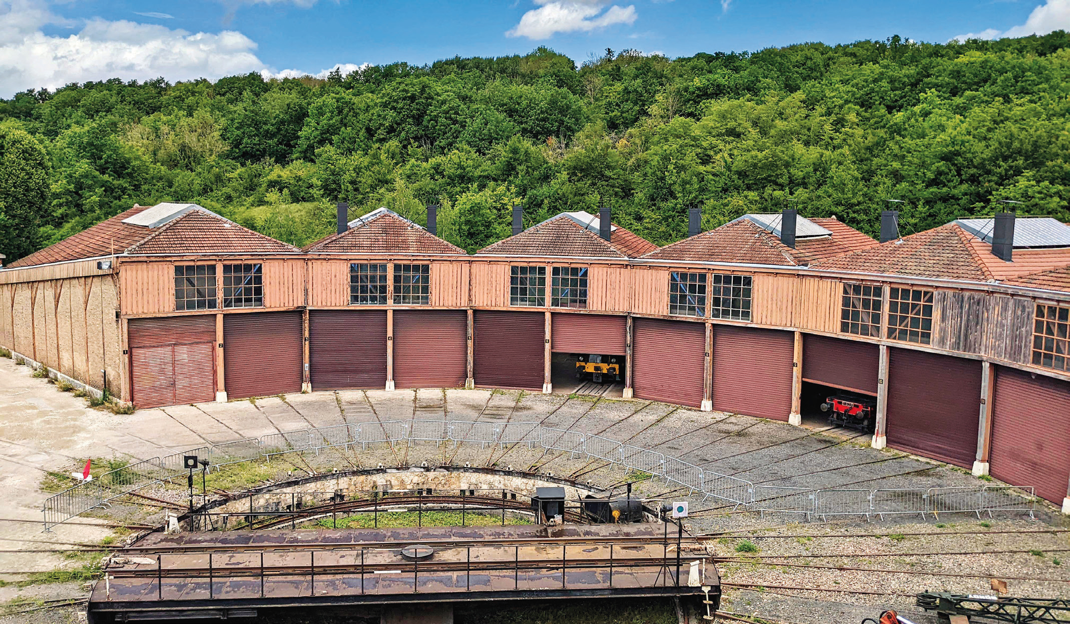 A Longueville, en Seine-et-Marne, la rotonde ferroviaire de l’Ajecta abrite une quinzaine de locomotives et une centaine de voitures et de wagons historiques.