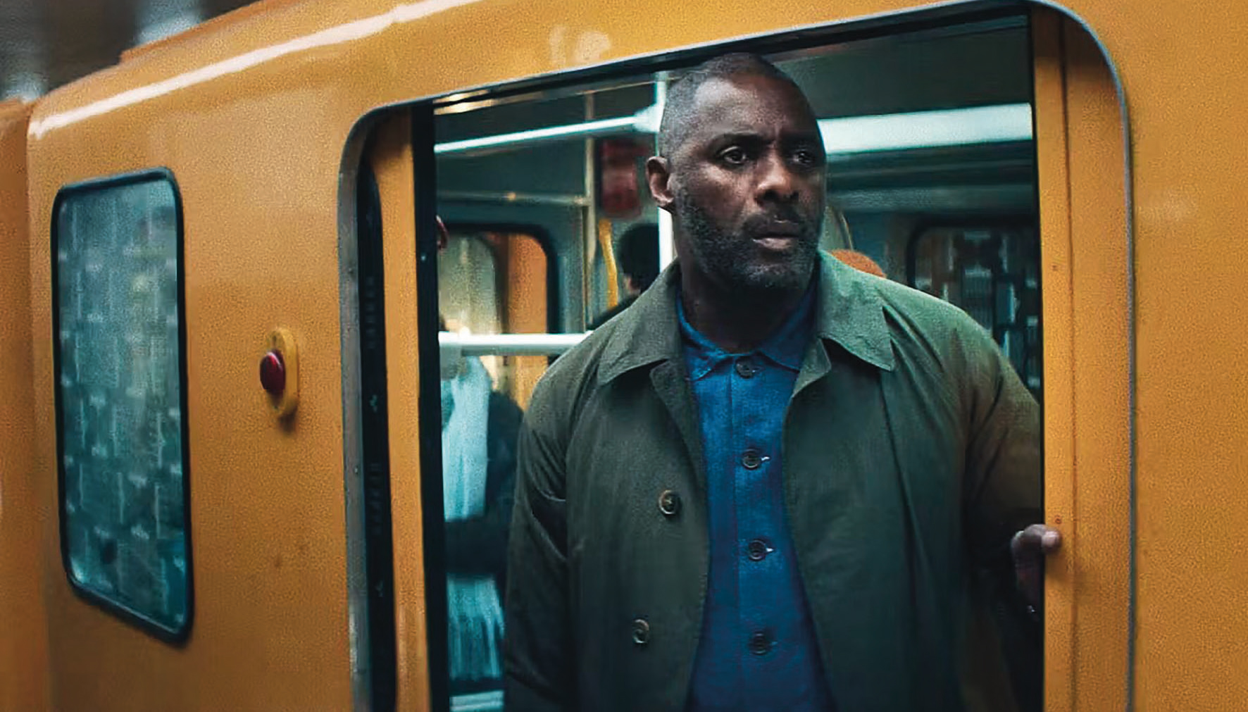 Sam Nelson (Idriss Elba) vit un voyage mouvementé à bord d'une rame de métro berlinoise.