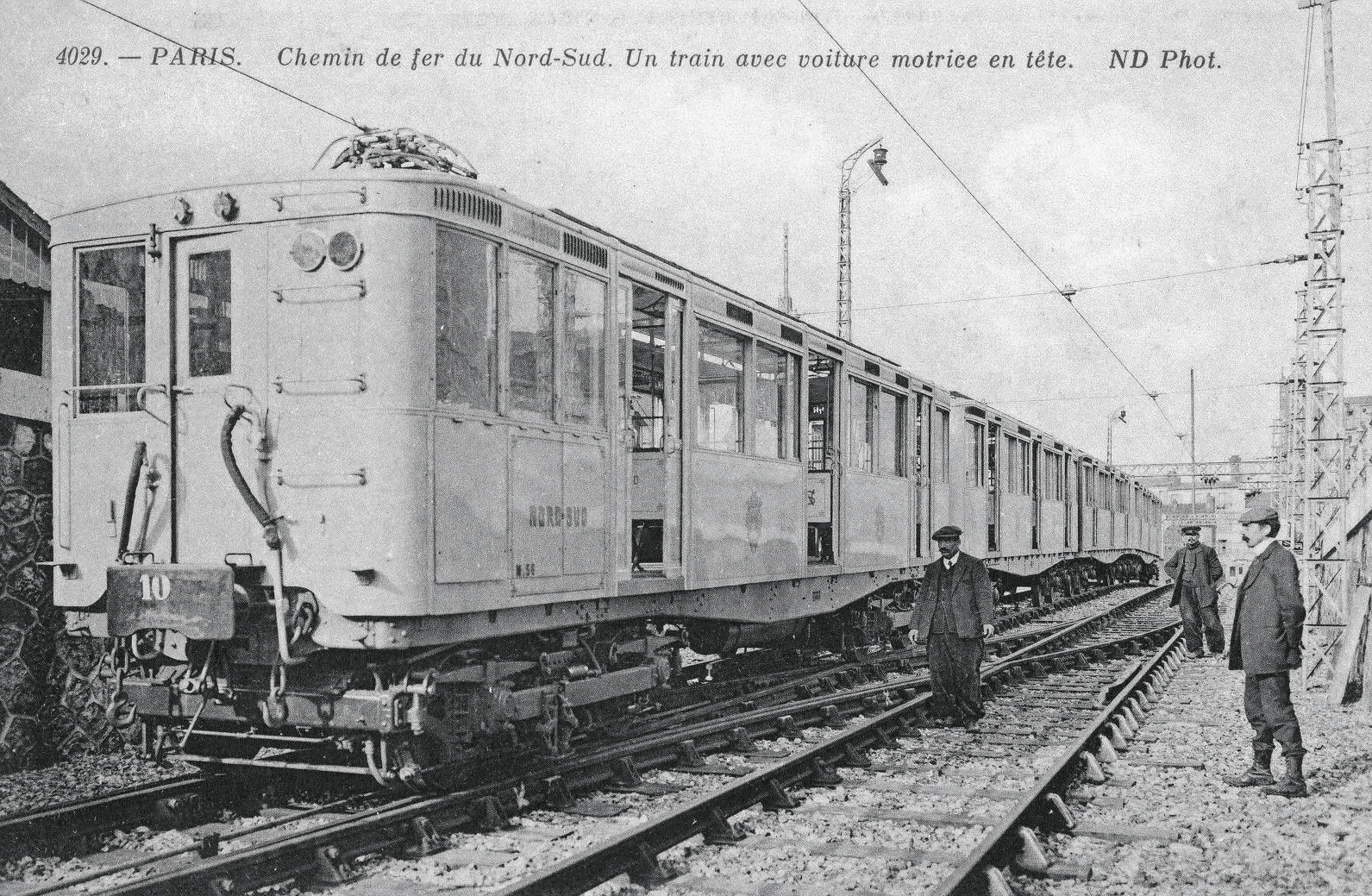 Conférence. L'histoire de la ligne 12 du métro parisien 2 En 1910, une rame de la Compagnie du Nord-Sud avec la motrice en tête de train.