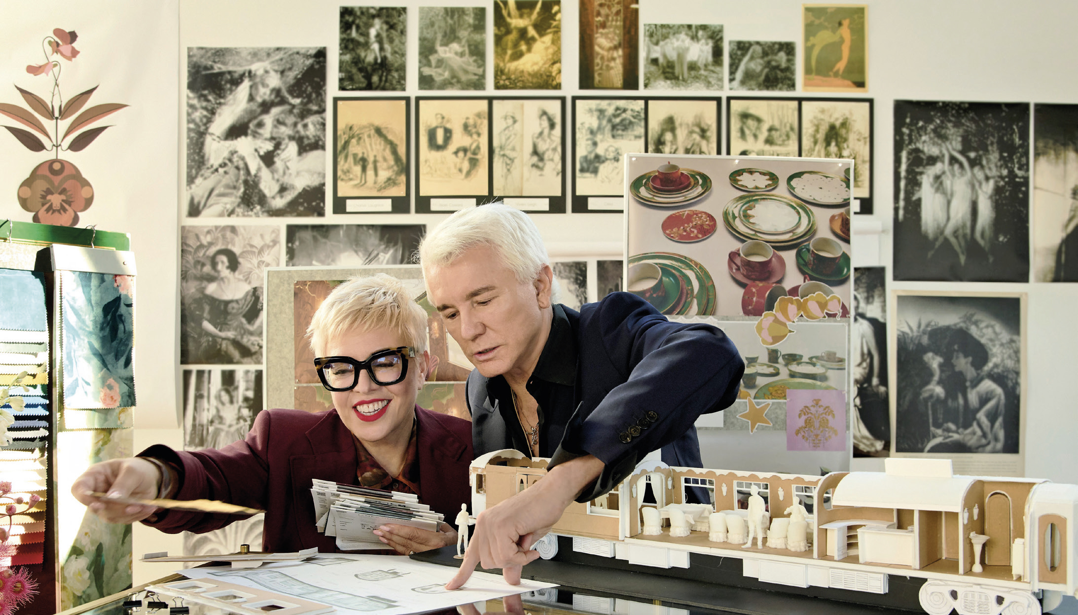 Catherine Martin et Baz Luhrmann travaillant sur leur projet de voiture-restaurant..