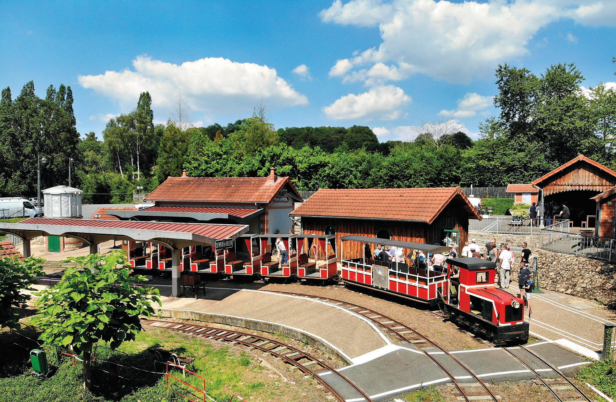 Le Train de Semur-en-Vallon prêt pour une nouvelle saison 1 Située dans la campagne sarthoise, la gare Decauville du train touristique de Semur-en-Vallon.