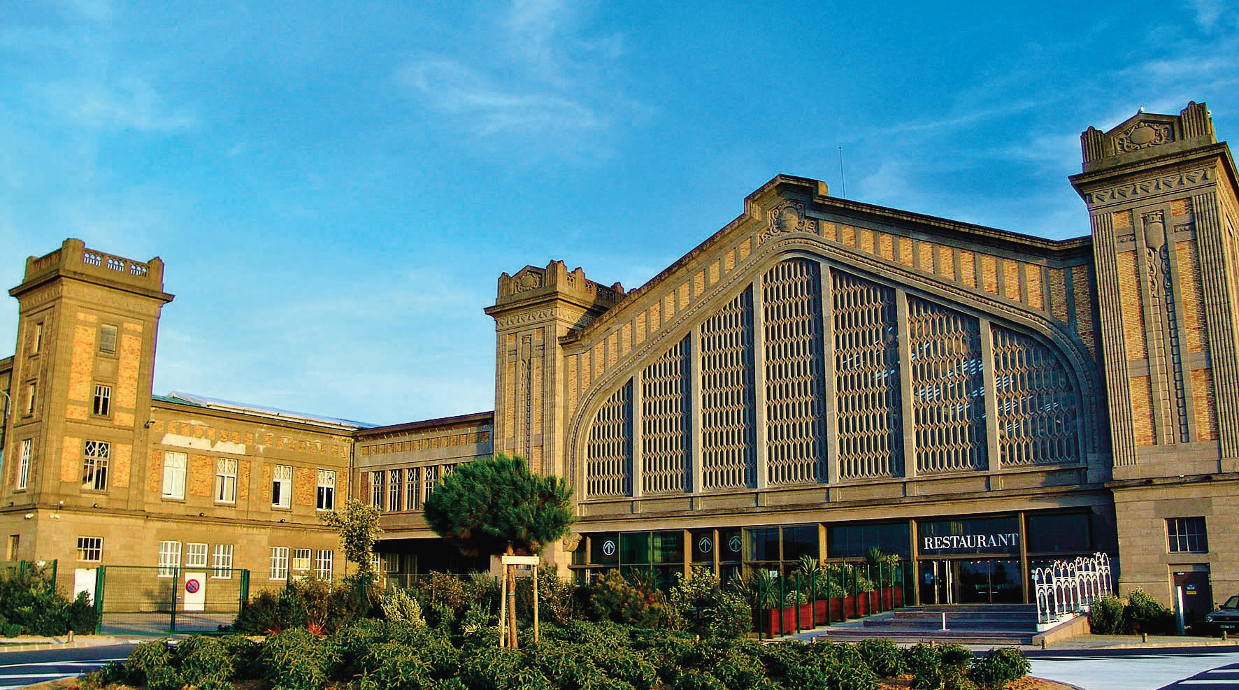 Patrimoine. Les mille et une vies de la gare maritime de Cherbourg 2 Typique de l’Art Déco, l’ancienne gare maritime transatlantique de Cherbourg abrite la Cité de la Mer depuis 2002. OEuvre de l’architecte René Levavasseur, le bâtiment, inauguré en 1933, est classé aux Monuments historiques. En 2022, il a été élu Monument préféré des Français dans l’émission diffusée sur France 3 et présentée par Stéphane Bern