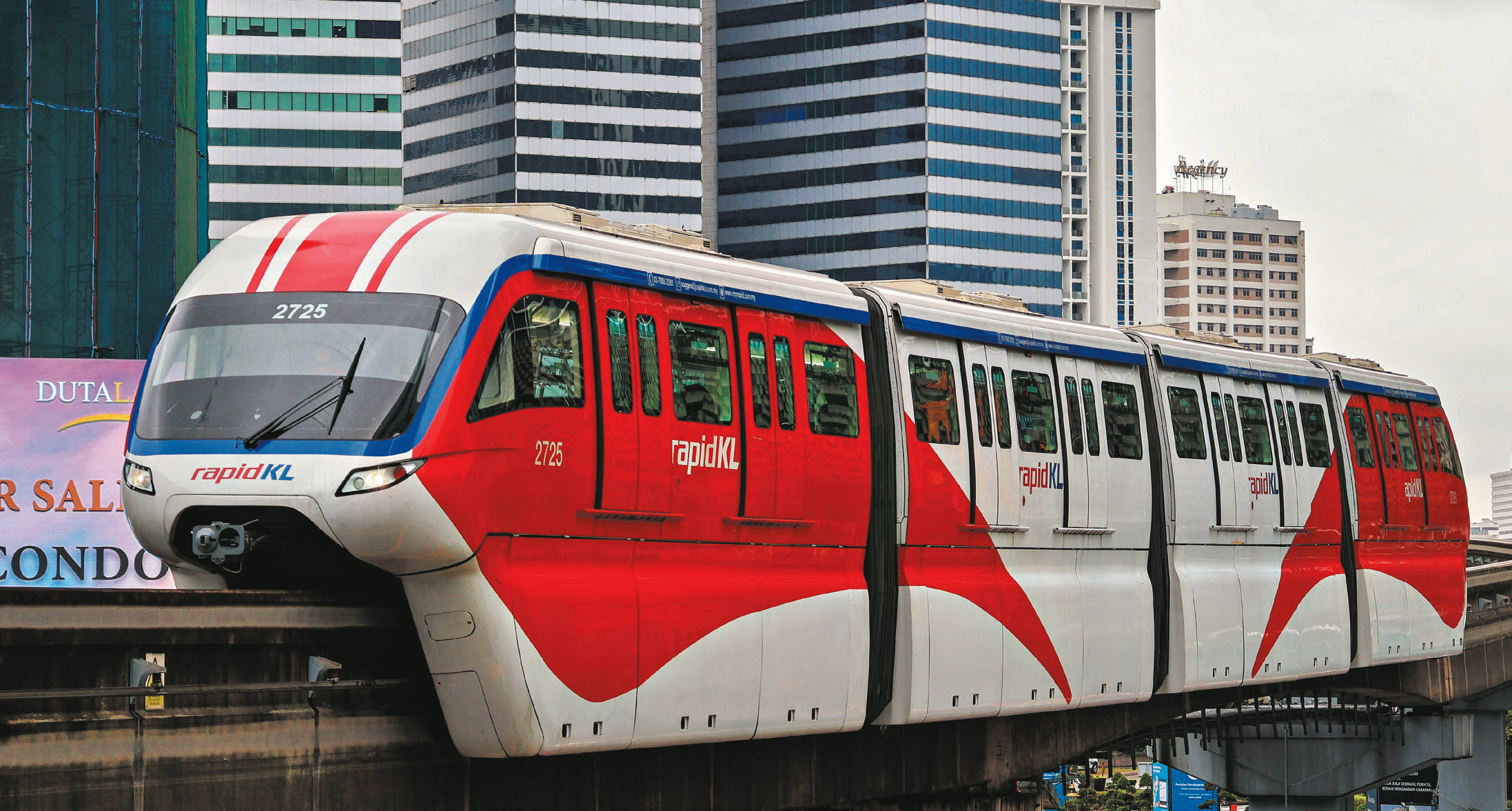 France 5. À la découverte des trains pas comme les autres de Malaisie 2 Le monorail de Kuala Lumpur. Page de droite : Philippe Gougler visite le Colmar Tropical. (Crédit : © SBS)