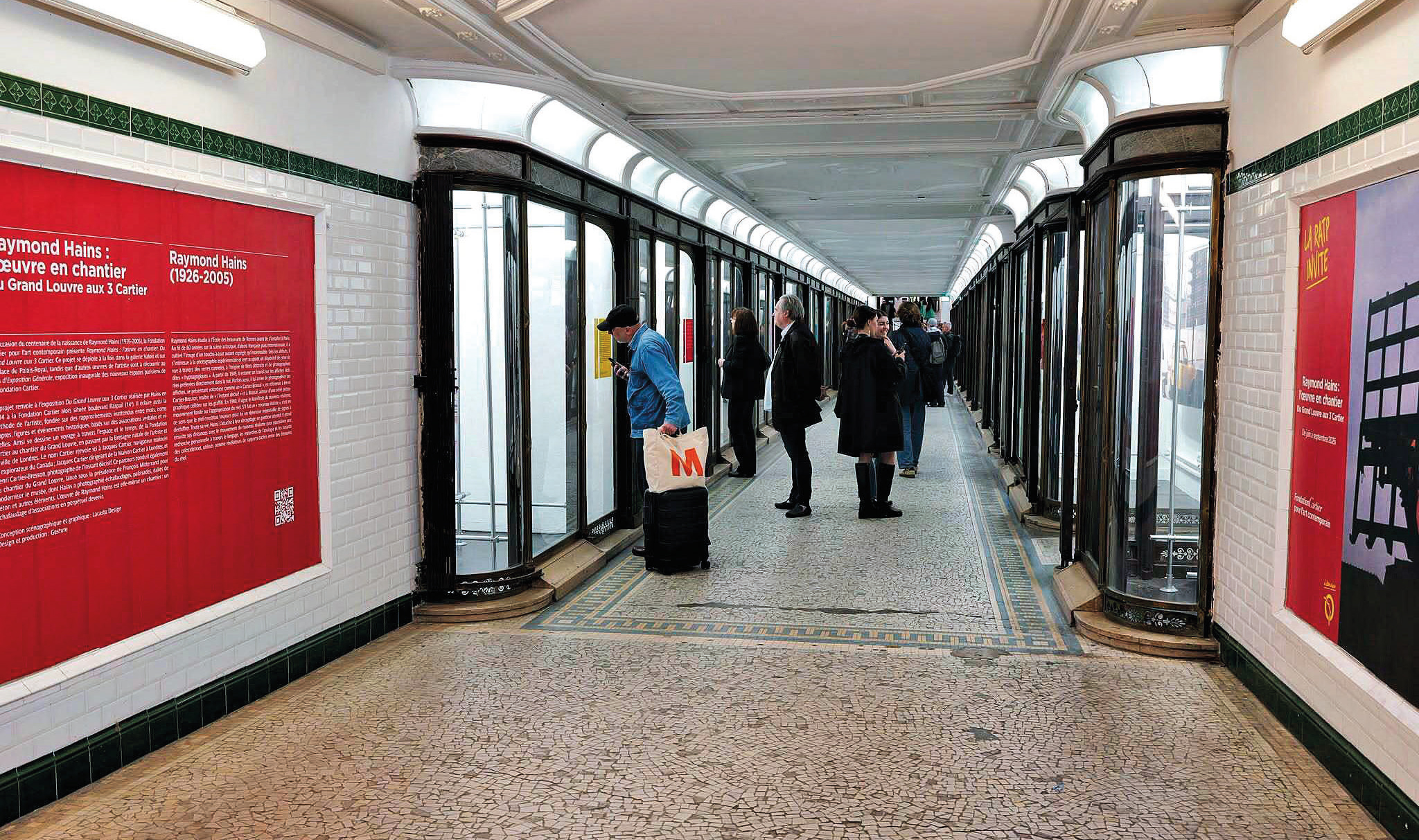 Paris. La RATP rend hommage à Raymond Hains dans la galerie Valois 2 L'exposition Raymond Hains dans la galerie Valois.