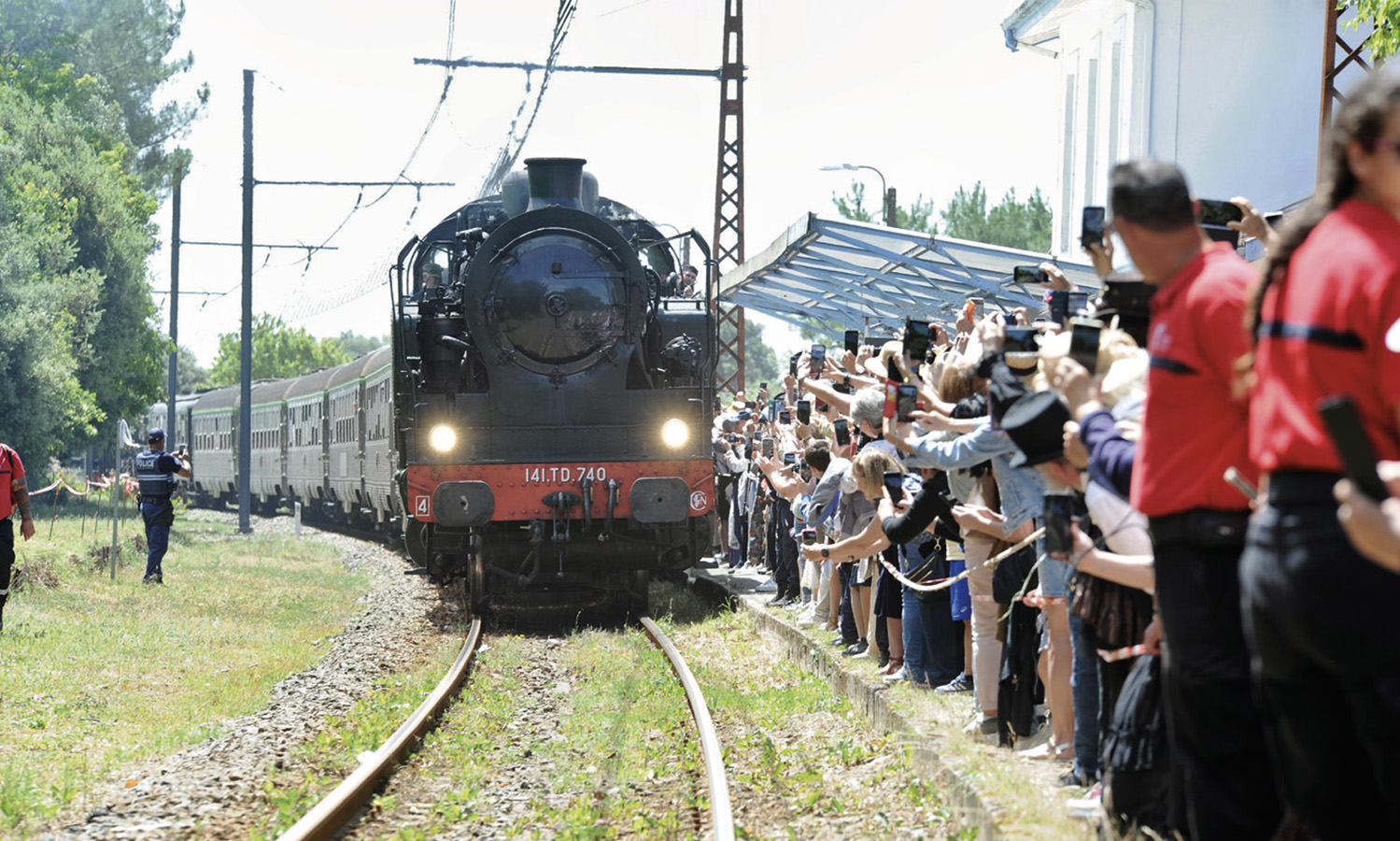 Patrimoine. La 141 TD 740, vedette de Soulac 1900 2 Le 6 juin, venue de Bordeaux, la 141 TD 740 du Conservatoire Ferroviaire Territoires Limousin Périgord fait une entrée triomphale dans la gare de Soulac-sur-Mer où l’attendait une foule immense