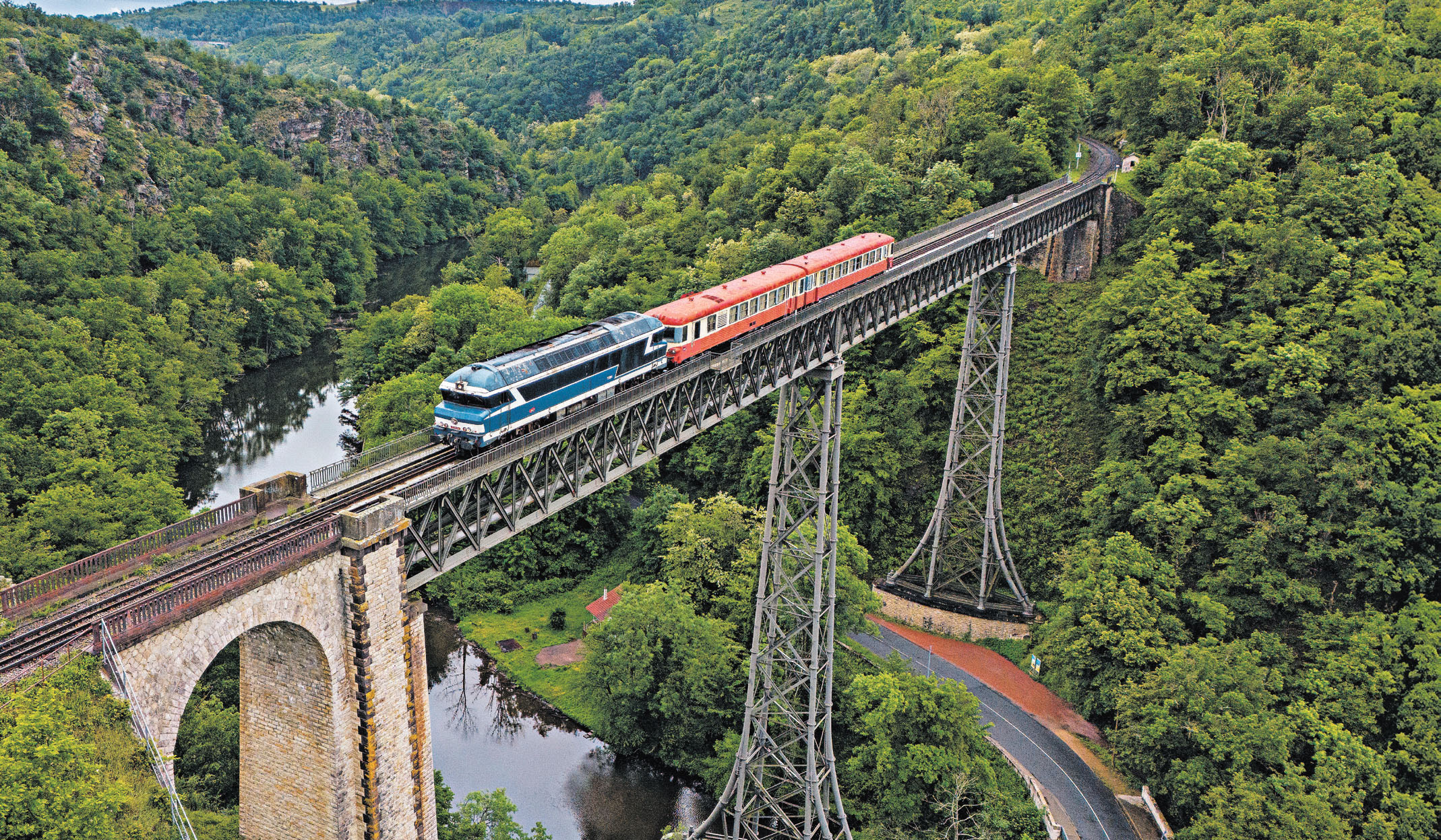 Patrimoine. Destination Vierzon pour l'autorail X 4567 du Train touristique du Centre-Var qui a quitté Veynes 2 La CC 72084 tractant la Caravelle (l’X 4567) de l’Association du Train touristique du Centre-Var (ATTCV) et franchit ici le viaduc Eiffel de Rouzat, le plus haut des quatre ouvrages d’art de la ligne Gannat – Montluçon