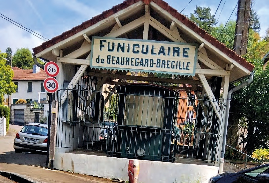 Patrimoine. A Besançon, bientôt un nouveau départ pour le funiculaire historique 1 A Besançon, la gare de Beauregard-Brégille, située en haut, offre une vue à 180 degrés sur la ville et ses alentours. Derrière la grille, une motrice d’origine du funiculaire. (© Alain Masson)
