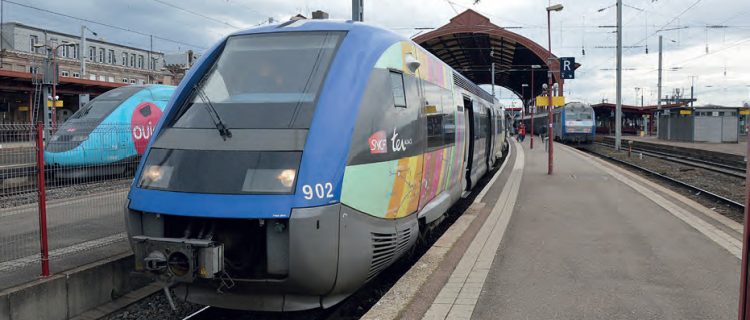 En gare de Strasbourg, un X 73900 prêt au départ sur une des voies en impasse de la gare (24 février 2022).